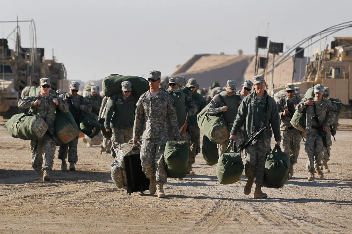 U.S. Army soldiers are seen in a 2011 file photo taken near Nasiriyah, Iraq. (Joe Raedle/Getty Images)