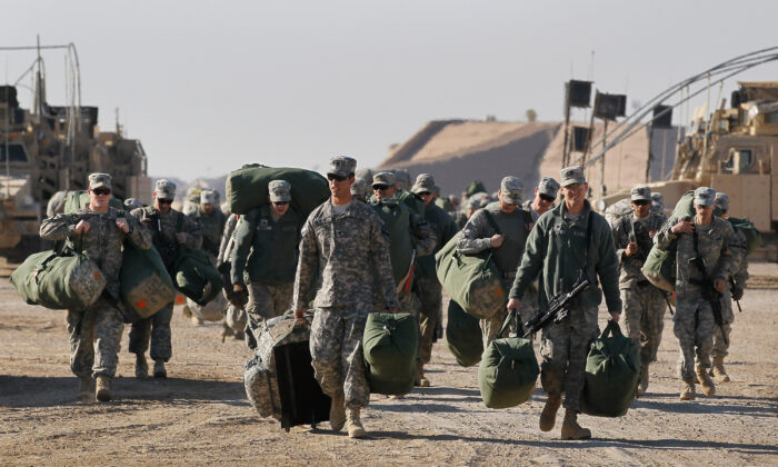 U.S. Army soldiers are seen in a 2011 file photo taken near Nasiriyah, Iraq. (Joe Raedle/Getty Images)