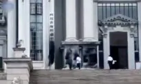 Victim of Injustice Smeared Black Paint on Court Entrance