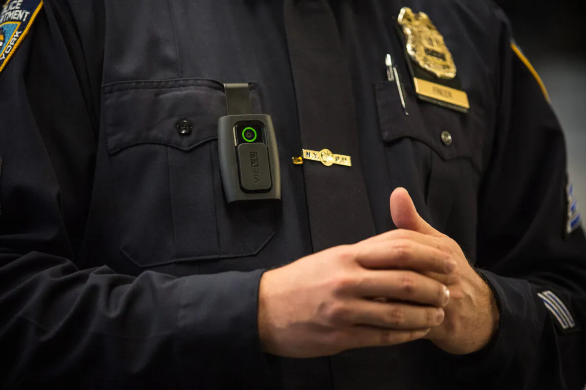 A New York City police officer wears a body camera during a press conference in New York, N.Y. in 2014. (Andrew Burton/Getty Images)