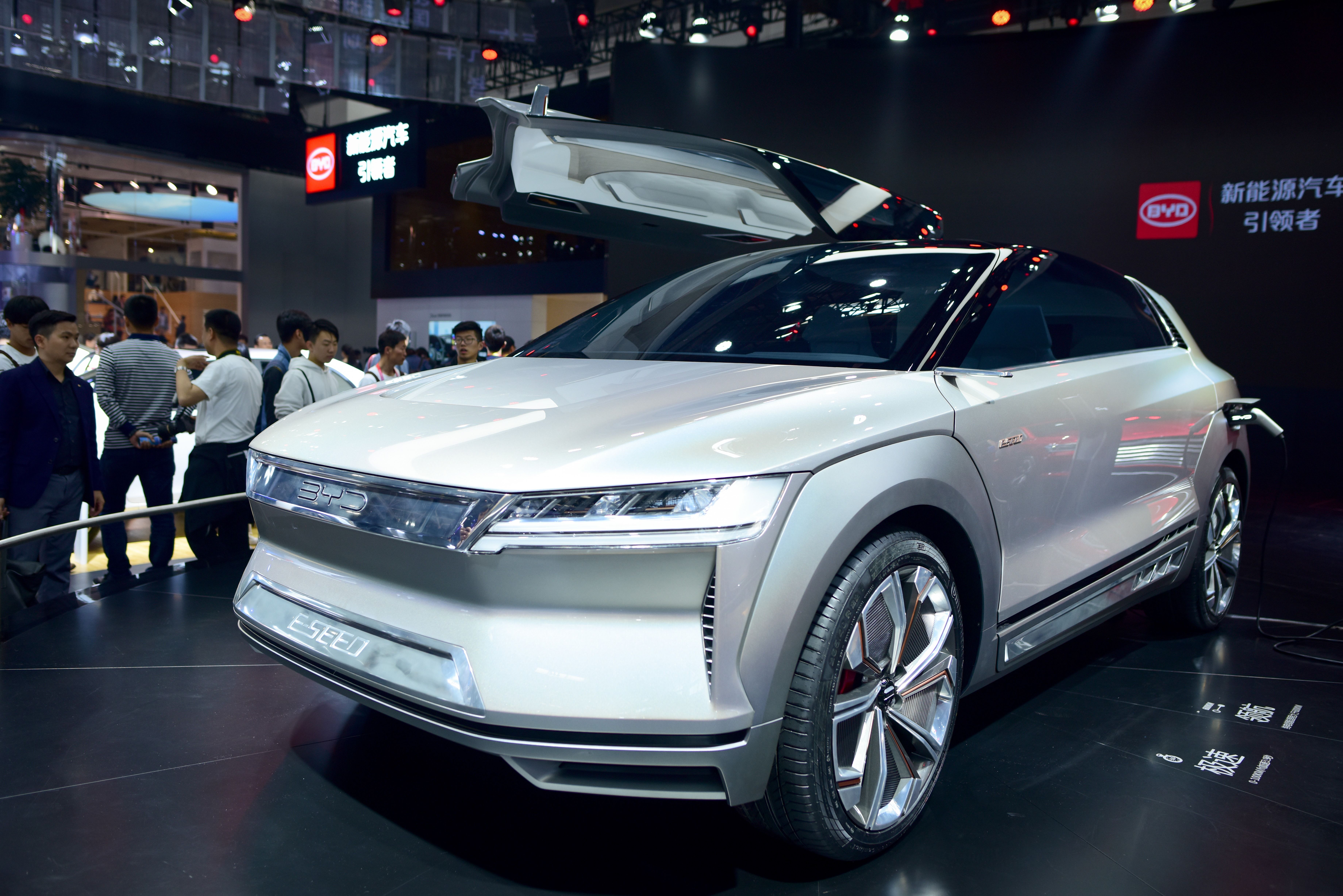 Intellectual Property Theft Enables China to Dominate EV Industry: Former US Intelligence Official - Vimarsana News