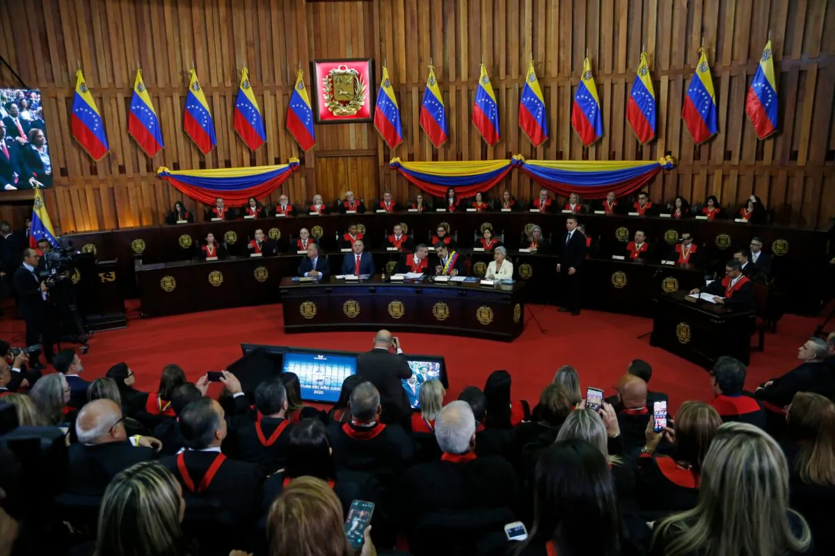 Venezuelan President Nicolas Maduro, sitting at desk second from right, speaks with Supreme Court President Maikel Moreno at the Supreme Court before giving his annual presidential address in Caracas, Venezuela, on Jan. 31, 2020. (Ariana Cubillos/AP Photo)