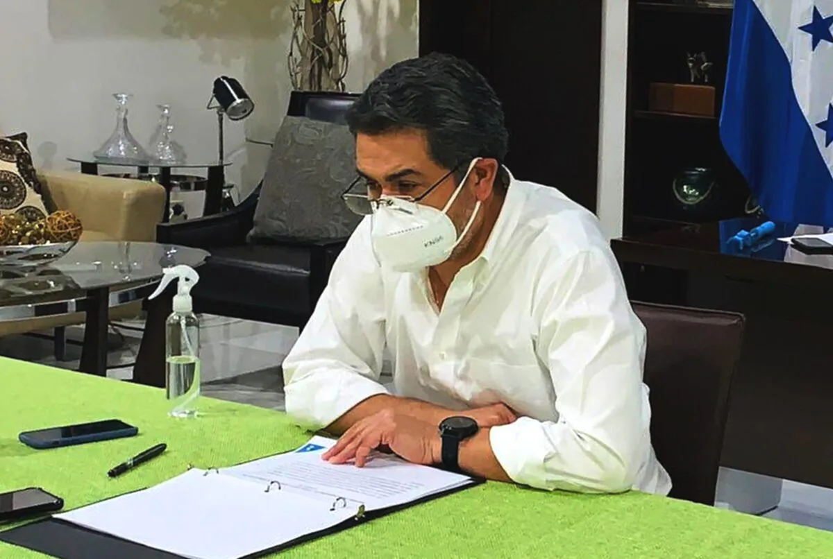 Honduran President Juan Orlando Hernández wearing a facemask in Tegucigalpa on June 15, 2020. (Orlando Sierra/AFP/Getty Images)