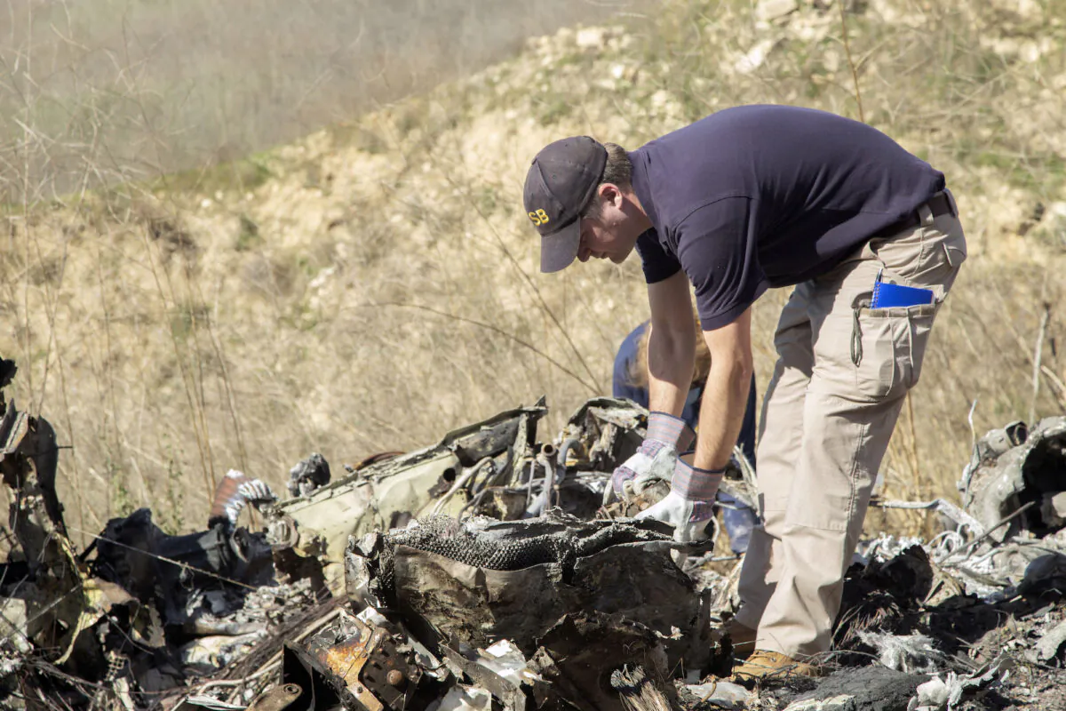 Investigators work at the scene of the helicopter crash that killed nine people, including former NBA star Kobe Bryant, in Calabasas, Cali., on Jan. 27, 2020. (James Anderson/National Transportation Safety Board/Getty Images)