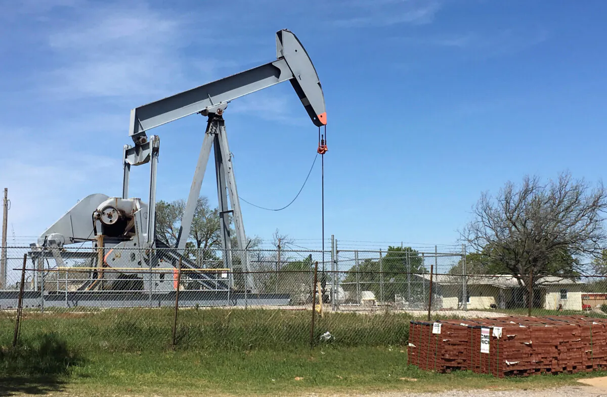 An oil pumpjack is seen in Velma, Oklahoma on April 7, 2016. (Luc Cohen/Reuters/File Photo)