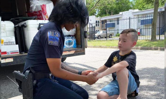 7-Year-Old Boy Prays With Local Police Officers Amid Protests, His ...