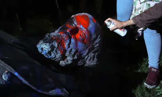 Trump Says DC Police ‘Not Doing Their Job’ as Vandals Rip Down Statue