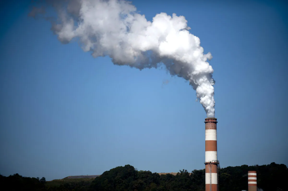 A plume of exhaust extends from the Mitchell Power Station, a coal-fired power plant built along the Monongahela River, 20 miles southwest of Pittsburgh, in New Eagle, Pennsylvania on Sept. 24, 2013. (Jeff Swensen/Getty Images)