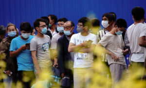 Beijing Residents Fear Contracting Virus at Crowded, Unsafe Test Sites