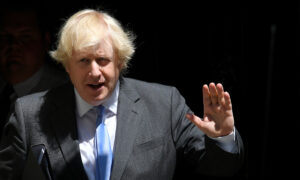 Pubs, Restaurants, Hotels to Reopen as England Eases Social Distancing