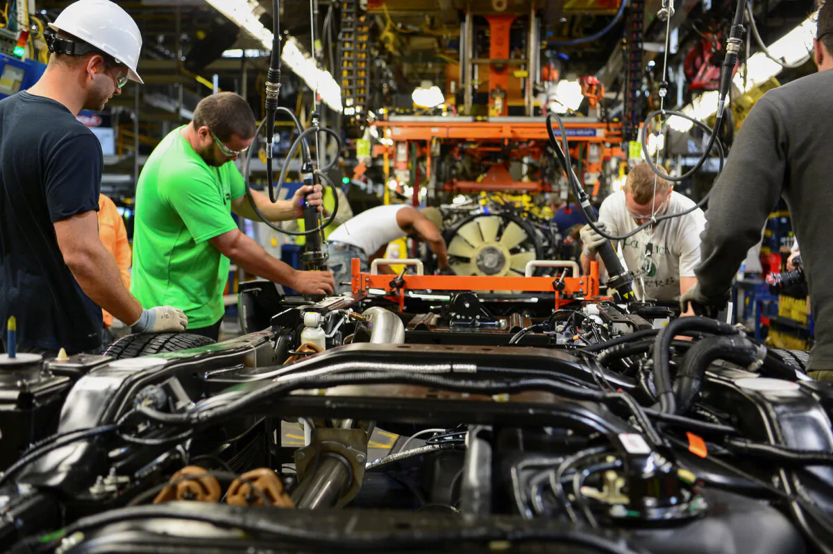 File photo showing workers assembling a truck at the Louisville Ford truck plant in Louisville, Ky., on Sept. 30, 2016. (Reuters/Bryan Woolston)