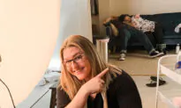 Exhausted Parents Fall Asleep During Their Newborn Baby’s Photoshoot