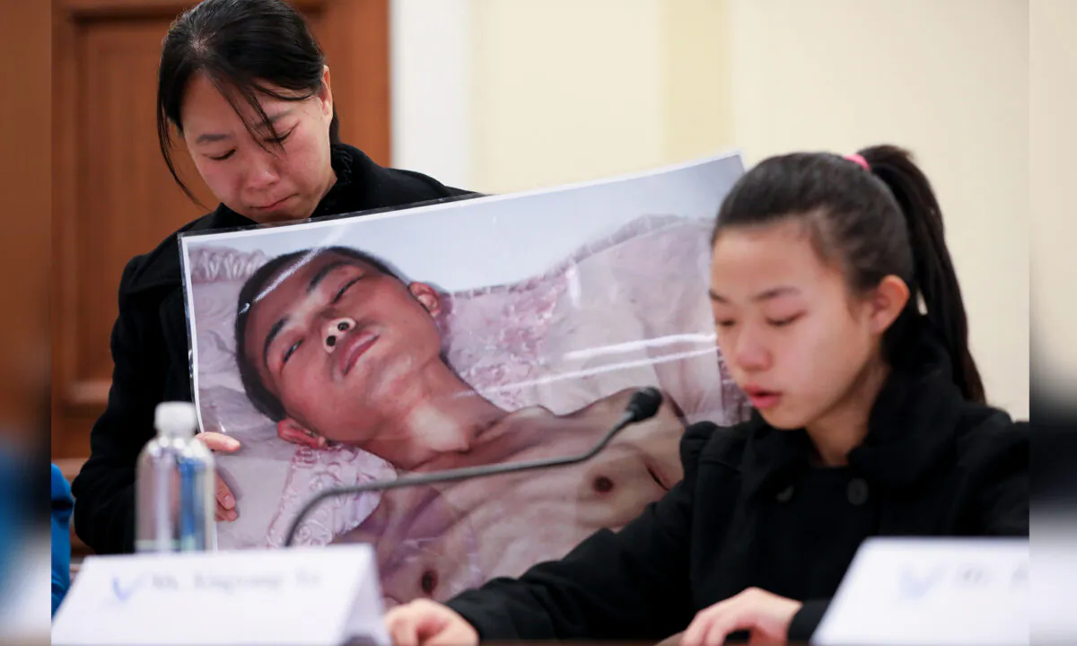 Xu Xinyang (R), whose father was persecuted to death for his belief in Falun Gong, speaks at the “Deteriorating Human Rights and Tuidang Movement in China” forum, next to her mother, Chi Lihua, at Congress in Washington on Dec. 4, 2018. (Samira Bouaou/The Epoch Times)