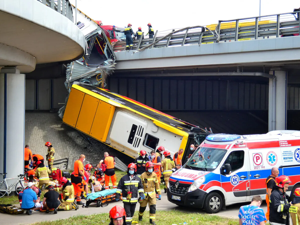 First responders treat the injured at the scene of a public bus crash, where the bus fell from a viaduct on the Armia Krajowa route in Warsaw, Poland, on June 25, 2020.(Agencja Gazeta/Dariusz Borowicz via Reuters)