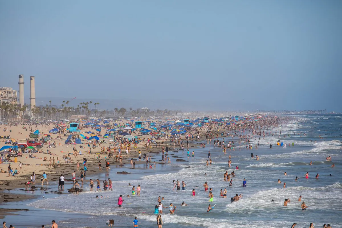 People enjoy the beach amid the CCP virus pandemic in Huntington Beach, Calif., on June 14, 2020. (Apu Gomes/AFP/Getty Images)