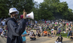 Group Fails to Take Down Emancipation Statue Before Attacking Reporters