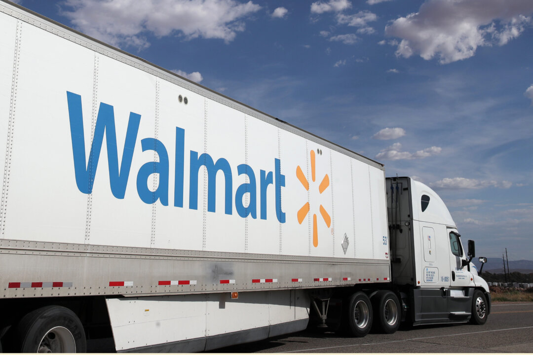 Walmart Offering New Truck Drivers Up to $110,000 a Year Starting Pay Amid Shortage
