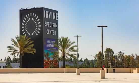 2 Robbers Steal Teens’ Shoes in Irvine Spectrum Center Restroom