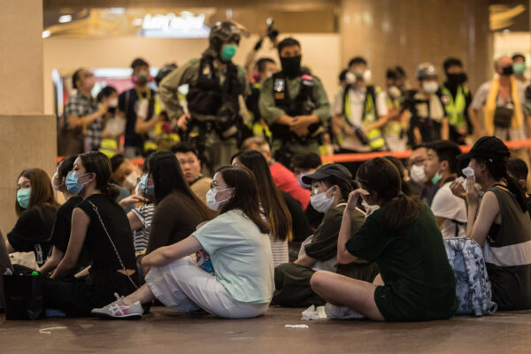 hong kong protesters and police