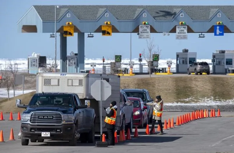 Provincial health department workers stop traffic that has crossed the Confederation Bridge in Borden-Carleton, P.E.I. on March 22, 2020. (The Canadian Press/Andrew Vaughan)