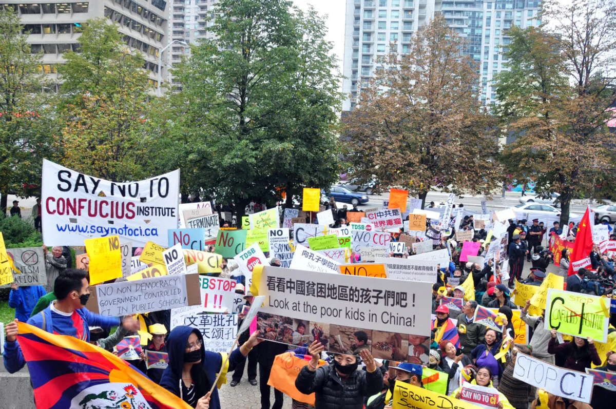 Opponents of the Confucius Institutes rally in front of the Toronto District School Board on Oct 1, 2014. (Zhou Xing/Epoch Times)