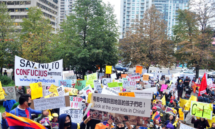 Opponents of the Confucius Institutes rally in front of the Toronto District School Board on Oct 1, 2014. (Zhou Xing/Epoch Times)