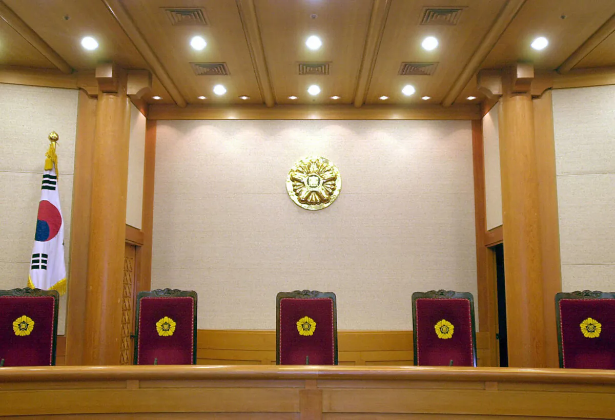 The South Korean grand courtroom inside the Constitutional Court in Seoul, 19 March 2004.  (Jung Yeon-Je/AFP via Getty Images)