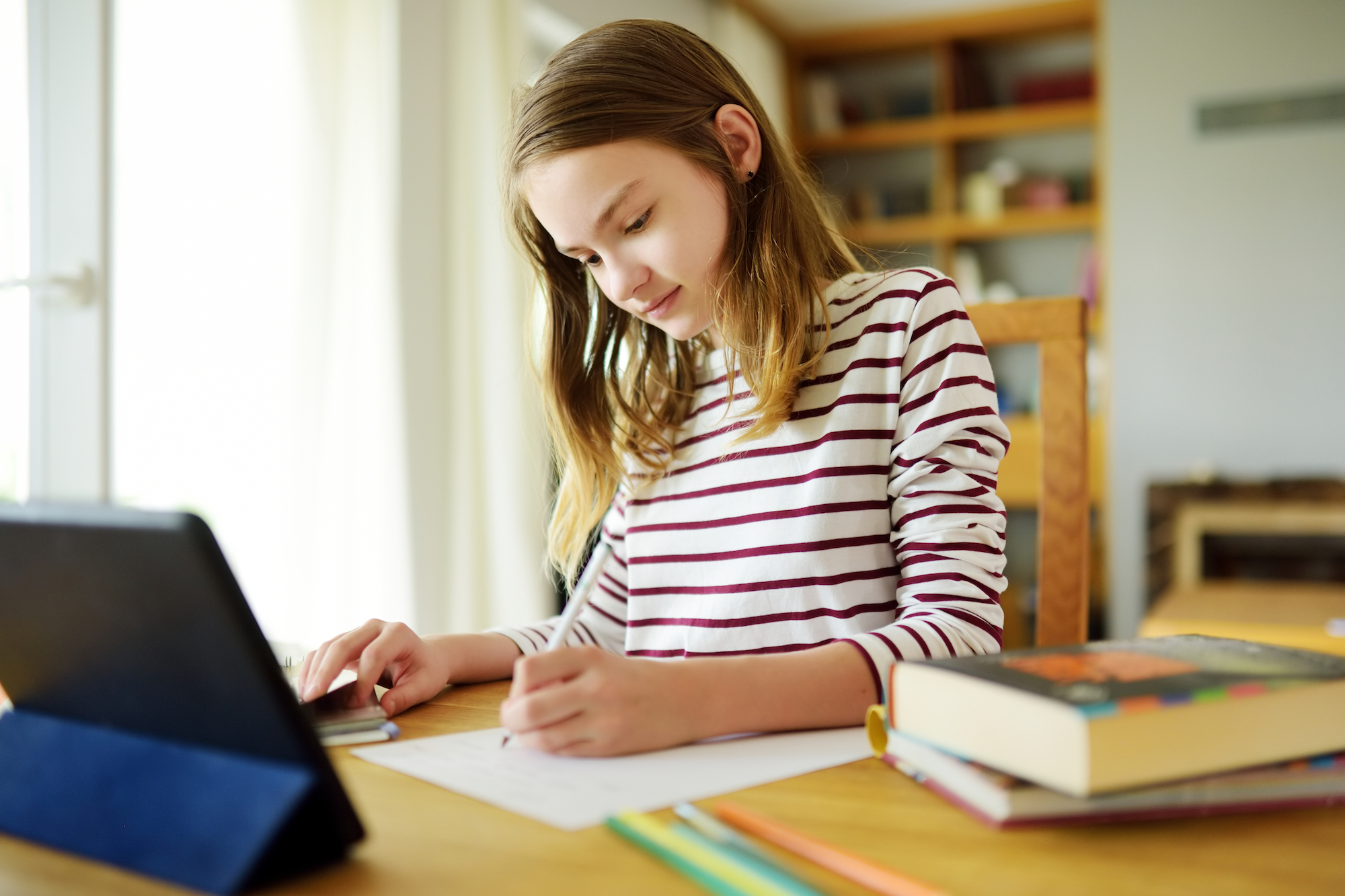 She doing her homework. Зубрежка. Homeschooling.