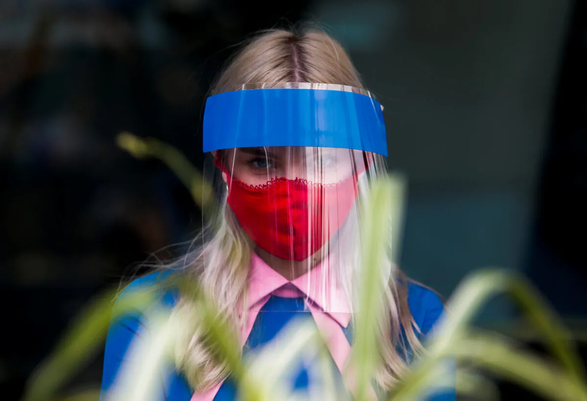 A restaurant employee wears a protective face shield and mask due to the coronavirus disease (COVID-19) outbreak in Moscow, Russia July 8, 2020. (Maxim Shemetov/Reuters)