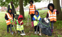 Couple Teaches Kids to Keep the Environment Clean by Taking Them for Litter Picking on Days Out