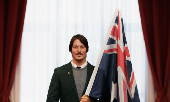 Alex Pullin of Australia poses with the Australian Flag after being announced as the Flag Bearer for Australia at the Sochi Olympics Opening Ceremony at the Golden Tulip Hotel on February 6, 2014 in Sochi, Russia.  (Photo by Adam Pretty/Getty Images)