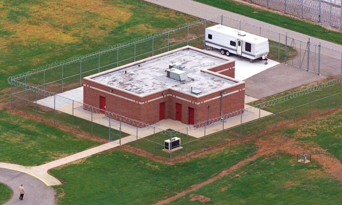 An aerial view of the execution facility at the United States Penitentiary in Terre Haute, Ind., is shown, on June 11, 2001. (Michael Conroy/AP Photo)