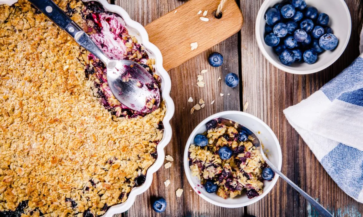 A blueberry crisp, with a thin, crunchy topping composed primarily of rolled oats. (Ekaterina Kondratova/Shutterstock)