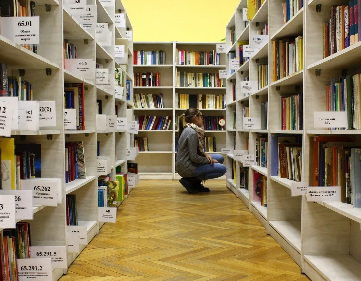 A girl searches for a book in a library. (klimkin/Pixabay)
