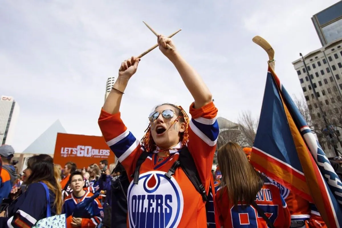 Oilers fans pack the square during the Edmonton Oilers' Orange Crush community rally in Sir Winston Churchill Square in Edmonton on April 20, 2017. (Codie McLachlan/The Canadian Press)