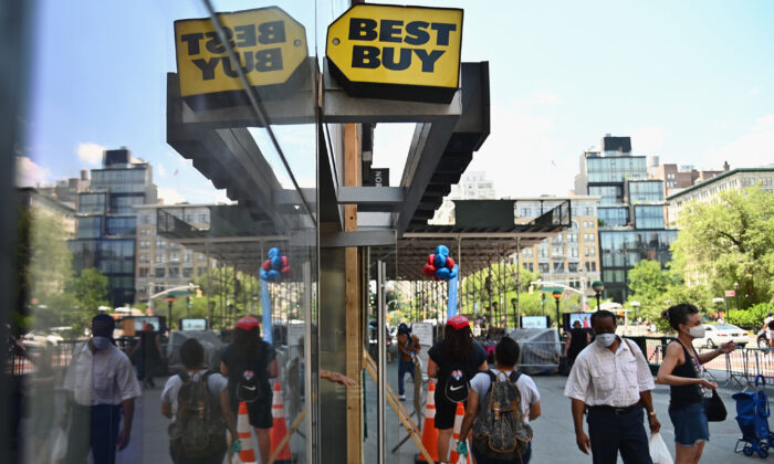 People wearing masks walk past a Best Buy store near Union Square in New York City, on June 25, 2020. (Angela Weiss/AFP via Getty Images) 