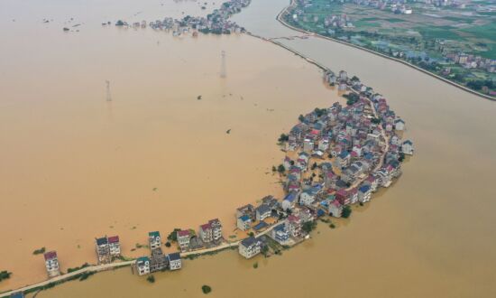 Chinese Impacted by Disasters Get $1.50; Yangtze River Level Could Submerge First Story of Buildings