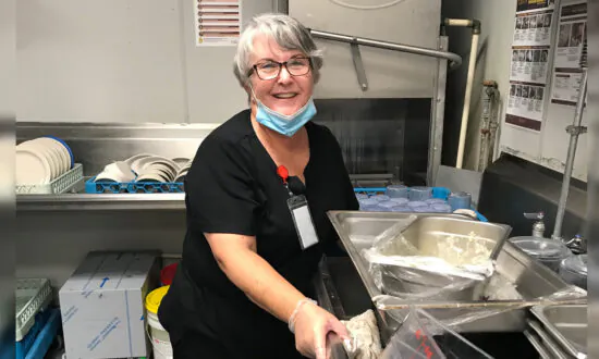Woman Takes Up Dishwashing Job So She Can Visit Husband With Alzheimer’s Amid Pandemic