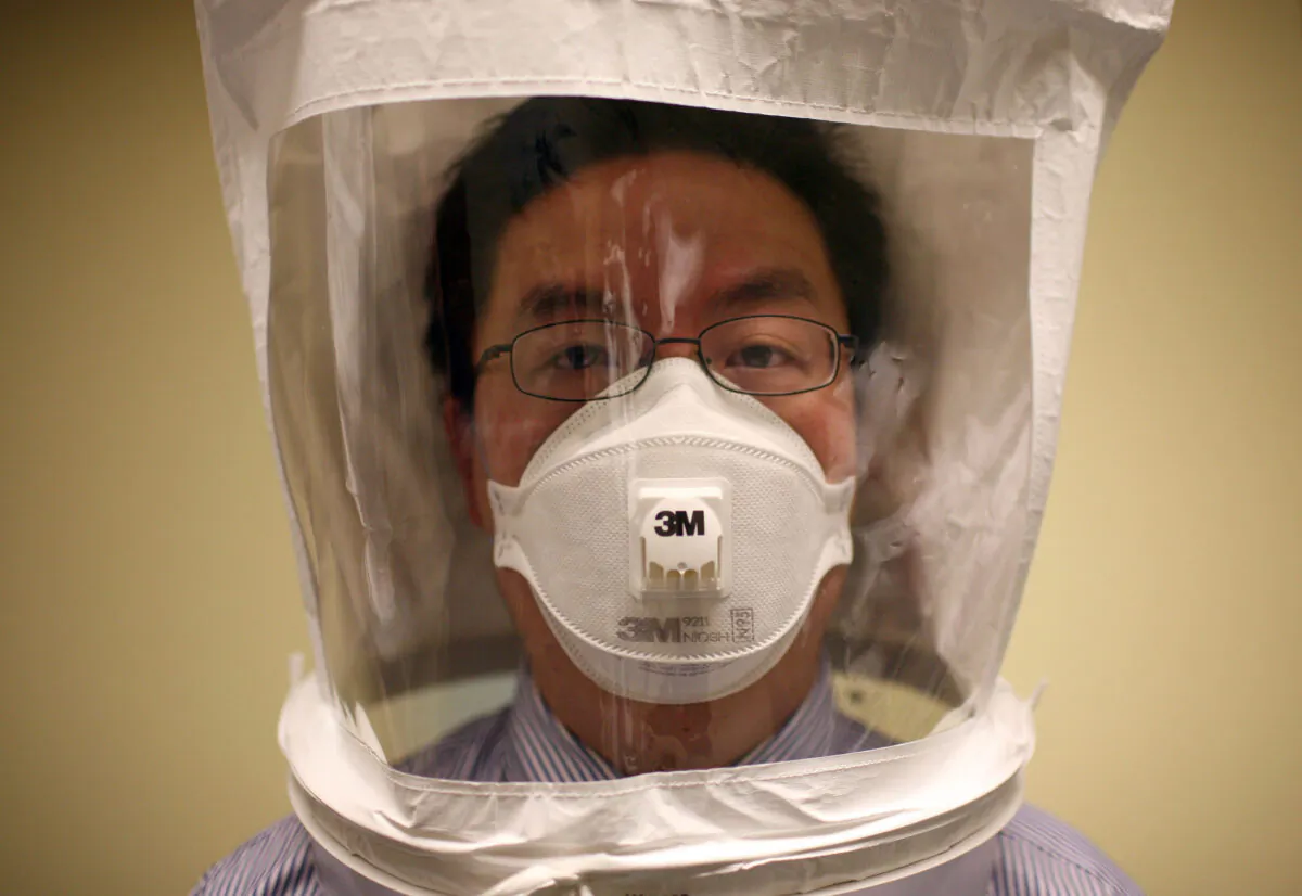 A doctor wears a hood and N95 respiratory mask in Oakland, Calif., on April 28, 2009. (Justin Sullivan/Getty Images)