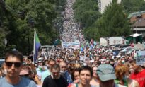 Ten Thousand March in Russian Far East in Support of Detained Governor