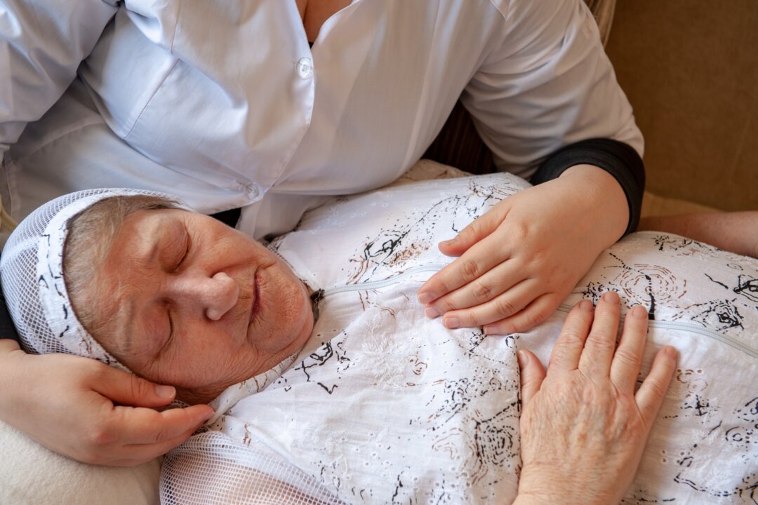 A program called 3 Wishes has adapted during the COVID-19 pandemic to better help meet the last requests of family members
whose loved ones are dying in isolation. ( galitsin/Shutterstock)