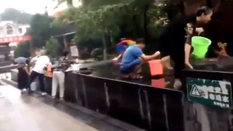 Fecal Vacuum Truck Delivers Water to City in Water Shortage in China