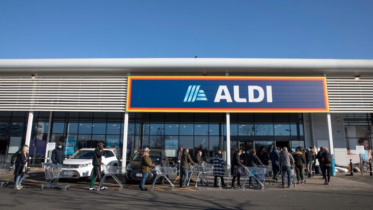 Shoppers queue outside an Aldi supermarket in London, UK, on March 23, 2020. (Dan Kitwood/Getty Images)