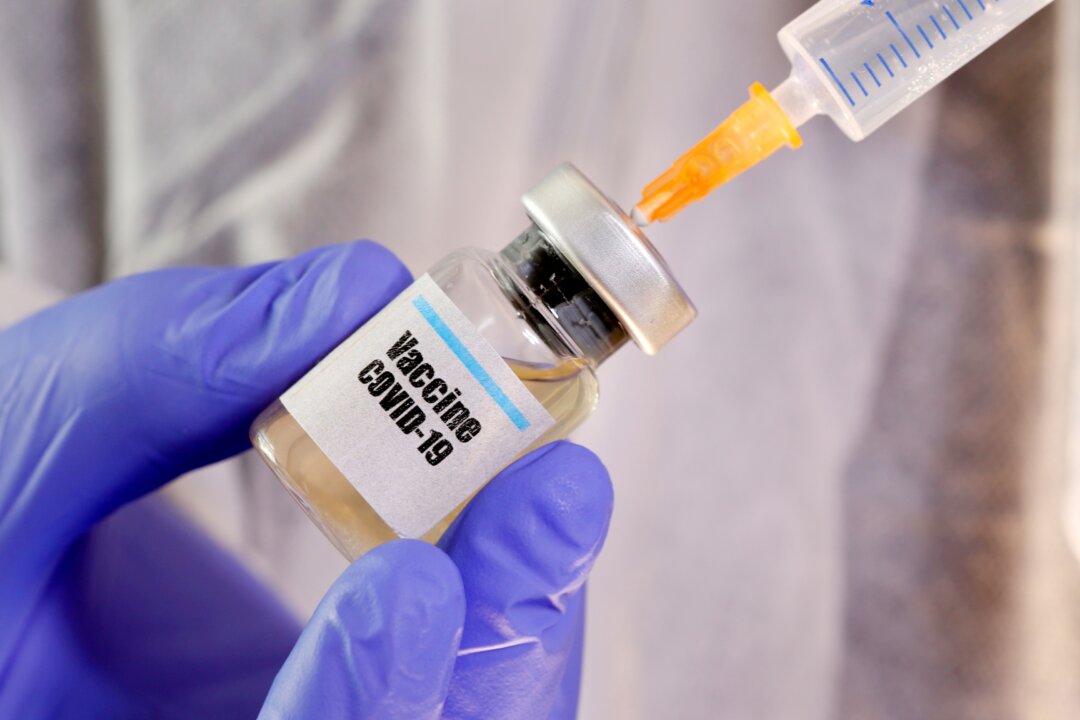 Trump Administration Reaches Deal With Pharmacies to Make COVID-19 Vaccine Free