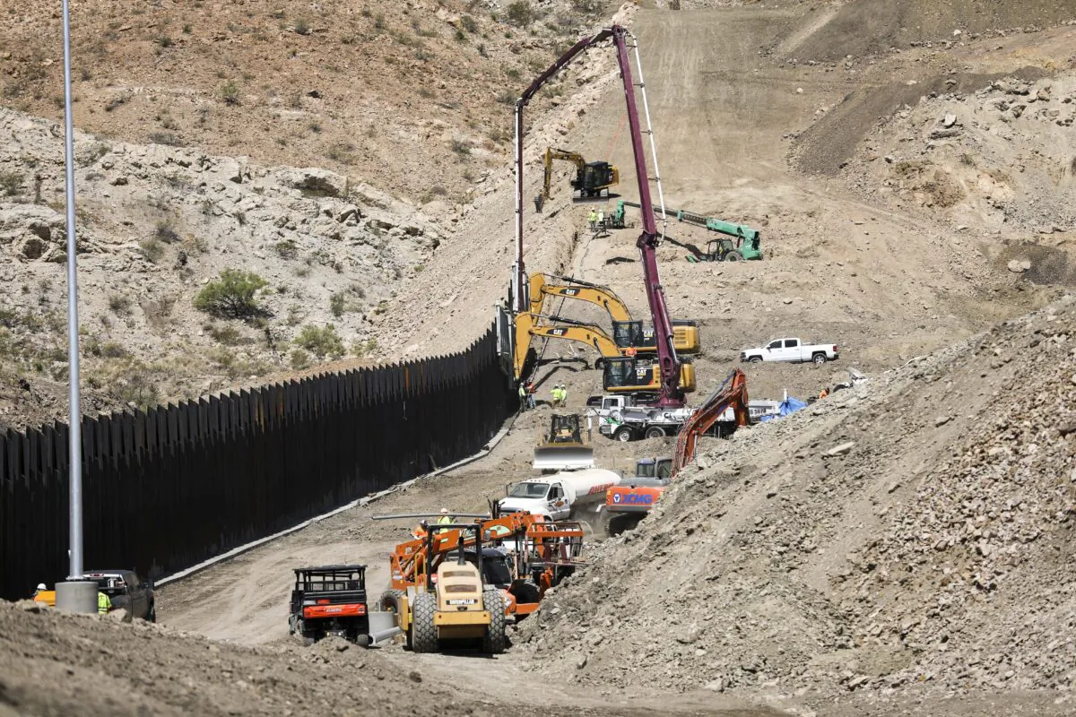 Construction continues on the new half-mile section of border fence built by We Build the Wall at Sunland Park, N.M., on May 30, 2019. (Charlotte Cuthbertson/The Epoch Times)