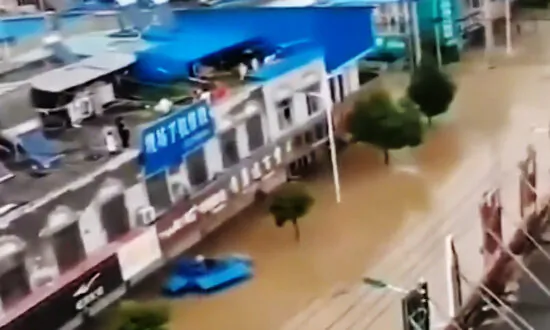 10,000 Chinese Residents Trapped Without Food or Electricity Due to Flood