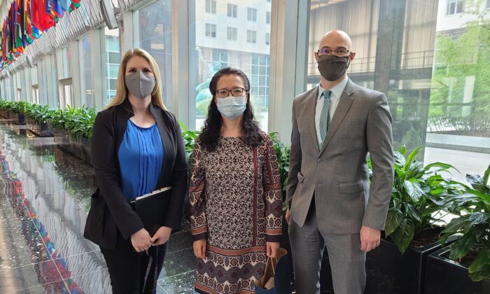 Zhang Yuhua (C) with the State Department's foreign affairs officers Tina Mufford (L) and Michael J. Cocciolone on July 20, 2020, marking the 21st anniversary of the persecution of Falun Gong in China. (Provided to The Epoch Times)