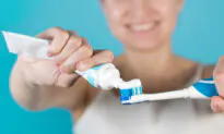 5 Ways of Squeezing Toothpaste That Give Insight Into Your Personality–Where Do You Squeeze From?