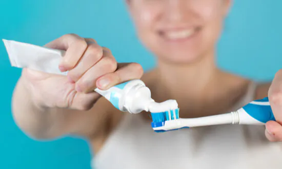 5 Ways of Squeezing Toothpaste That Give Insight Into Your Personality–Where Do You Squeeze From?