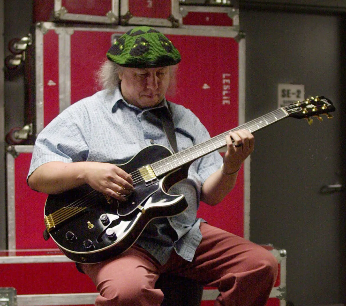 British rock and blues guitarist Peter Green, a founding member of Fleetwood Mac, warms up backstage before performing with his own band, Peter Green's Splinter Group, at B.B. King Blues Club & Grill, in New York on April 7, 2001. (Mark Lennihan/AP Photo)